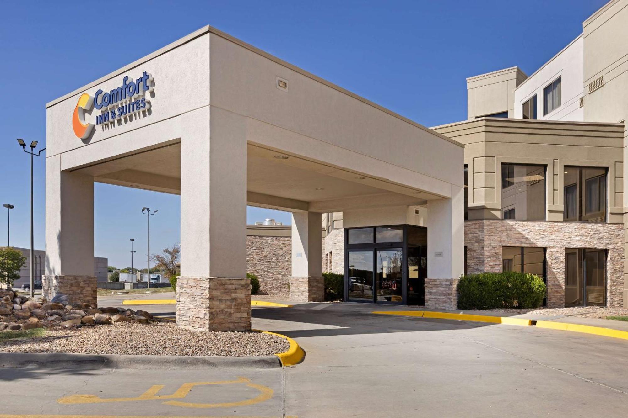 Comfort Inn & Suites Wichita Exterior foto